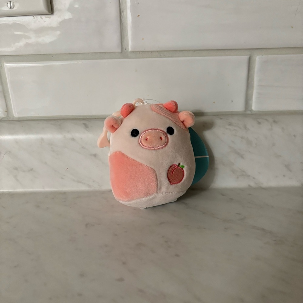 Lilaz the Peach Cow Squishmallow Clip